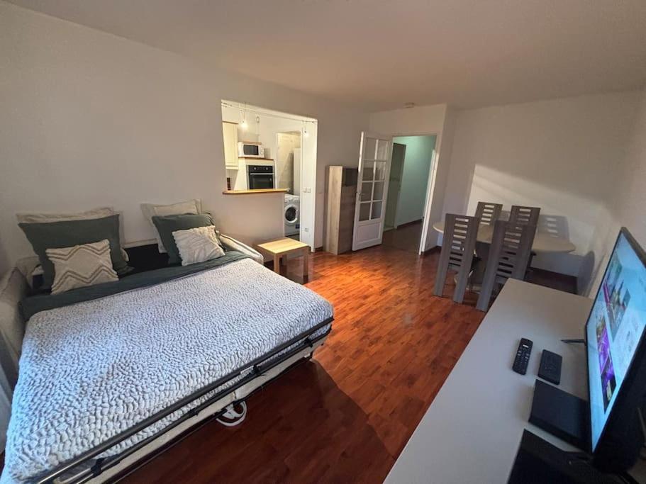 F3 Avec Balcon 5 Min Gare Sqy Et Parking Gratuit Appartement *