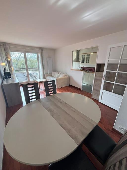Appartement F3 Avec Balcon 5 Min Gare Sqy Et Parking Gratuit