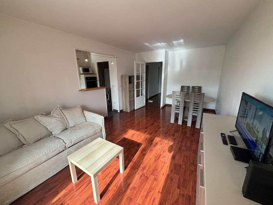 F3 Avec Balcon 5 Min Gare Sqy Et Parking Gratuit Guyancourt