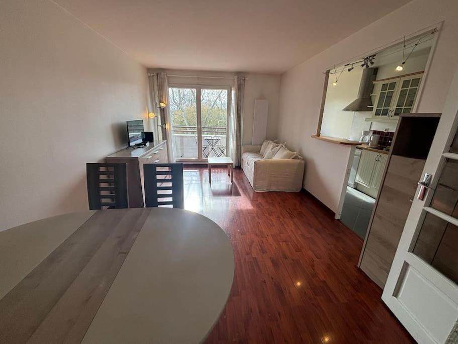 Appartement F3 Avec Balcon 5 Min Gare Sqy Et Parking Gratuit *