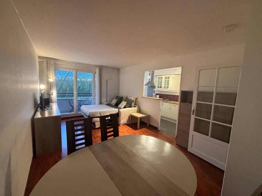 F3 Avec Balcon 5 Min Gare Sqy Et Parking Gratuit